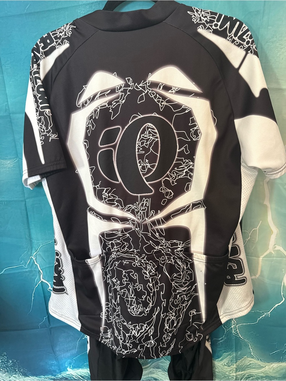 Pearl Izumi Black and White Men's Cycling Set with Abstract Graphic - Picture 3 of 9